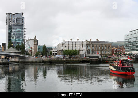 Blick über den Fluss Lagan Belfast am Lagan Weir. Auf der linken Seite ist das Boot (Büros und Wohnungen); auf der rechten Seite ist die Albert Stockfoto