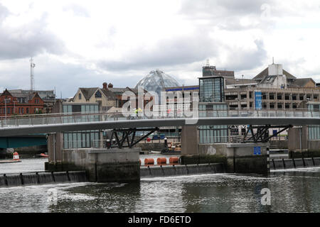 Blick über den Fluss Lagan Belfast am Lagan Weir. Der Dom im Hintergrund ist der Victoria Square Shopping Complex. Stockfoto