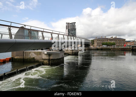 Blick über den Fluss Lagan Belfast am Lagan Weir. Hinter dem Wehr ist The Boat (Büros und Wohnungen); auf der rechten Seite ist die Cus Stockfoto