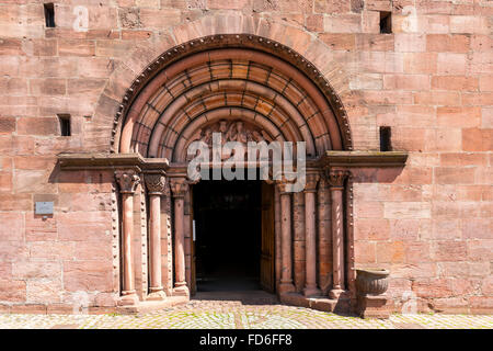 Haustür, Sainte Croix Kirche in Kaysersberg, entlang der Weinstraße, Elsass Haut-Rhin-Frankreich Stockfoto