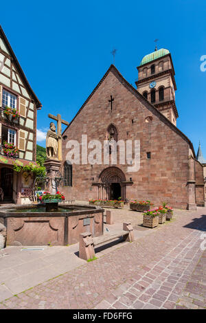 Saint Constantin Statue auf dem alten Marktplatz und der Sainte Croix Kirche Kaysersberg Elsass Haut-Rhin-Frankreich Stockfoto