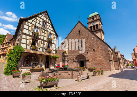 Saint Constantin Statue auf dem alten Marktplatz und der Sainte Croix Kirche Kaysersberg Elsass Haut-Rhin-Frankreich Stockfoto