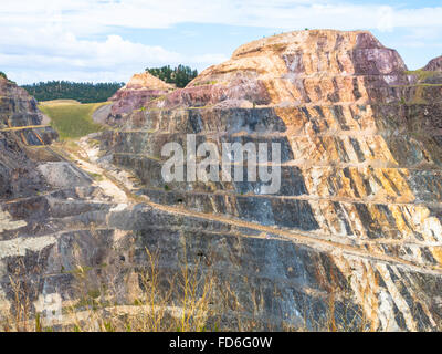 Terrassenförmig angelegten Ebenen und Zugang Straßen der offenen Grube Gruben an der Berkeley Pit, Butte, Mt. Stockfoto