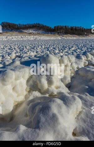 Eiskugeln in der Brandung, dann gefrorene Solid als Teil des Eises See am Rande des Lake Michigan in rosigen Hügel natürlichen Umgebung ausgebildet, Stockfoto