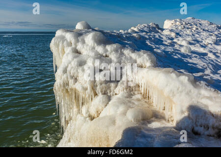 Eiskugeln in der Brandung, dann gefrorene Solid als Teil des Eises See am Rande des Lake Michigan in rosigen Hügel natürlichen Umgebung ausgebildet, Stockfoto