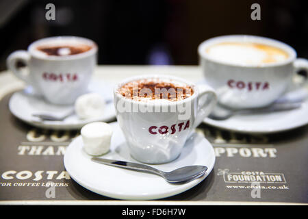 Costa Coffee Tassen gefüllt mit Cappuccino in einem Costa Coffee Shop in London, UK Stockfoto