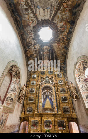 Reich verzierte Mexican folk Barockaltar mit die Jungfrau des Elends im Heiligtum Atotonilco einen wichtigen katholischen Schrein in Atotonilco, Mexiko. Die Kirche ist als die Sixtinische Kapelle von Mexiko bekannt. Stockfoto