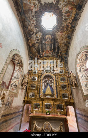 Reich verzierte Mexican folk Barockaltar mit die Jungfrau des Elends im Heiligtum Atotonilco einen wichtigen katholischen Schrein in Atotonilco, Mexiko. Die Kirche ist als die Sixtinische Kapelle von Mexiko bekannt. Stockfoto