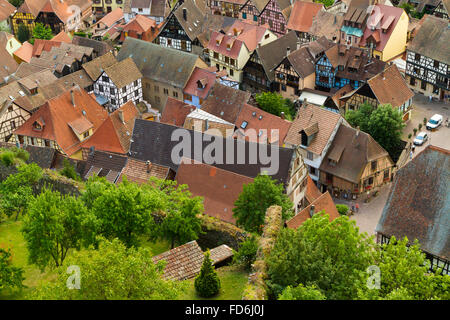 Anzeigen der Dorf von Kaysersberg aus Burg, Elsass, Weinstrasse Elsass Haut-Rhin-Frankreich Stockfoto