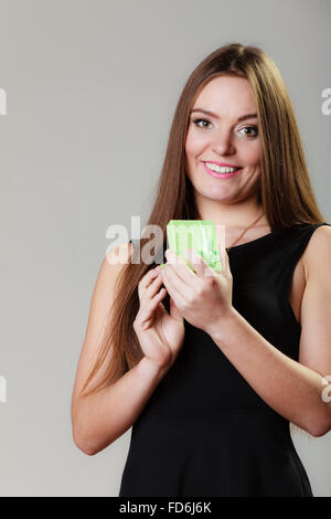 Urlaub, Geschenke, Liebe und Glück Konzept. Schöne junge Frau hält eine offene Schmuck grüne Geschenk zum Jubiläum Stockfoto