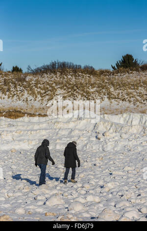 Wanderer durchqueren Bereich der Eiskugeln Surf, dann gefroren am Rande des Lake Michigan, rosigen Hügel Naturraum, Michigan gegründet Stockfoto