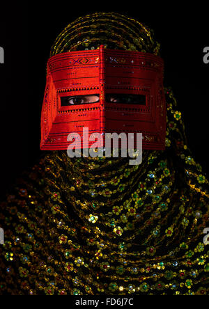 eine Bandari Frau trägt eine traditionelle Maske genannt die Burka, Hormozgan, Minab, Iran Stockfoto