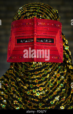 eine Bandari Frau trägt eine traditionelle Maske genannt die Burka, Hormozgan, Minab, Iran Stockfoto