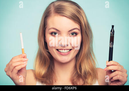 Hübsches Mädchen Rauchen normal und elektronische Zigarette. Süchtig Nikotin Probleme in jungen Jahren. Sucht-Konzept. Stockfoto