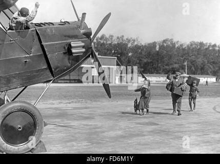 Familie hetzen, um ein Prop-Verkehrsflugzeug, ca. 1920er Jahre Stockfoto