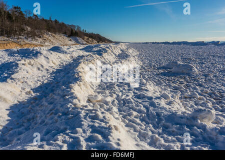 Eiskugeln gebildet in der Brandung, dann gefroren am Rande des Lake Michigan in rosigen Hügel Naturgebiet, Grand Haven, Michigan, USA Stockfoto