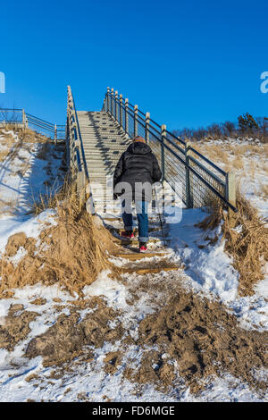 Treppe führt vom Strand im Winter in rosigen Hügel Naturgebiet entlang Lake Michigan Shore, Michigan, USA Stockfoto