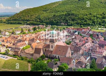 Anzeigen der Dorf von Kaysersberg aus Burg, Elsass, Weinstrasse Elsass Haut-Rhin-Frankreich Stockfoto