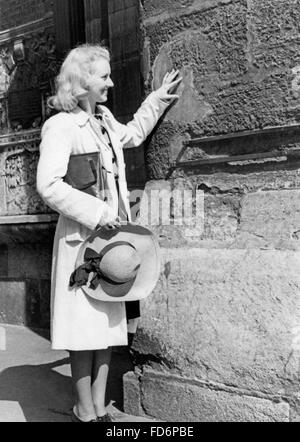 Frau vor dem Stephansdom in Wien, 1942 Stockfoto