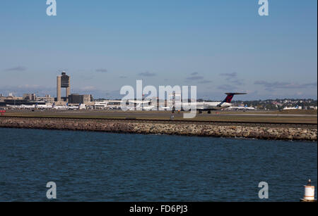 Die Start-und Landebahn am Logan International Flughafen Boston aus dem Meer Boston Massachusetts, Usa Stockfoto