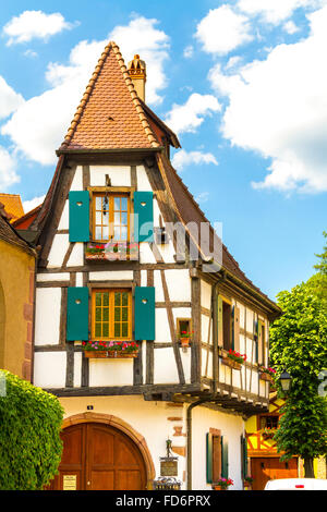 Halb Fachwerkhäuser an der Grenze der Weiss Fluss Kaysersberg, Weinstraße, Elsass Haut-Rhin-Frankreich Stockfoto