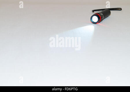 schwarze kleine led Taschenlampe isoliert Stockfoto
