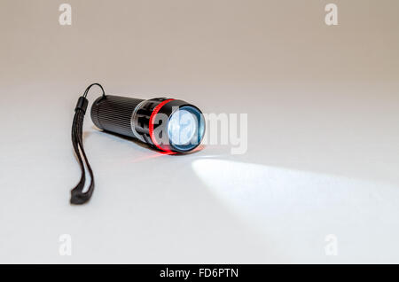 schwarze kleine led Taschenlampe isoliert Stockfoto