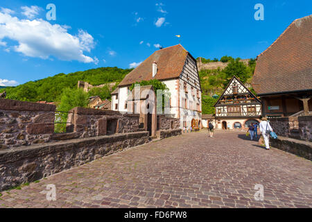 Die befestigte Brücke und die Fachwerkhäuser Kaysersberg Wein Route Elsass Haut-Rhin-Frankreich Stockfoto