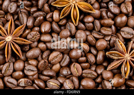 Anis Samen auf Kaffeebohnen Hintergrund Stockfoto