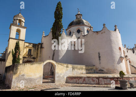 Fassade der Festung wie mexikanische barocke Wallfahrtskirche von Atotonilco und Santa Escuela de Cristo, einem wichtigen katholischen Schrein in Atotonilco, Mexiko. Stockfoto