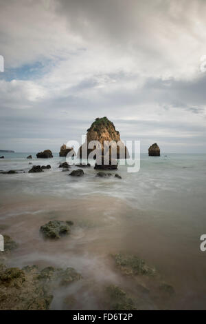 dramatischen Felsen am Praia de Boião in der Nähe von Alvor in der Algarve in Portugal Stockfoto