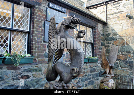 Tourist Shop mit Drachen und Adler Statuen in Beddgelert Wales Stockfoto