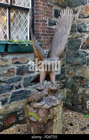 Tourist Shop und Eagle Statue in Beddgelert Wales Stockfoto