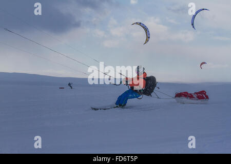 März 2015, Berlevåg, Norwegen: Wettbewerber zu Beginn des Varanger Arktis Kite Enduro. Stockfoto