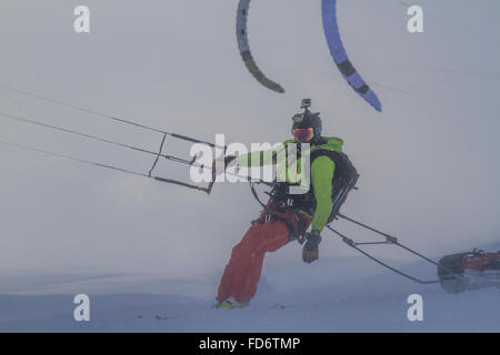 März 2015, Berlevåg, Norwegen: Wettbewerber zu Beginn des Varanger Arktis Kite Enduro. Stockfoto