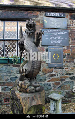 Tourist Shop und Drachen-Statue in Beddgelert Wales Stockfoto