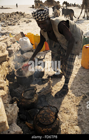 Mann und Afar Küche auf See Assale, Danakil-Senke, Afar-Region, Äthiopien Stockfoto