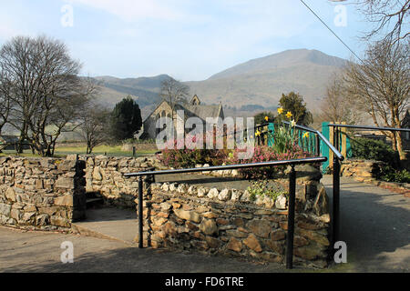 St Marys Kirche in Beddgelert und Moel Hebog Stockfoto