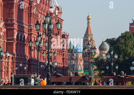 Blick vorbei an das staatliche historische Museum in Richtung St. Basil auf dem Roten Platz, Moskau, Russland Stockfoto