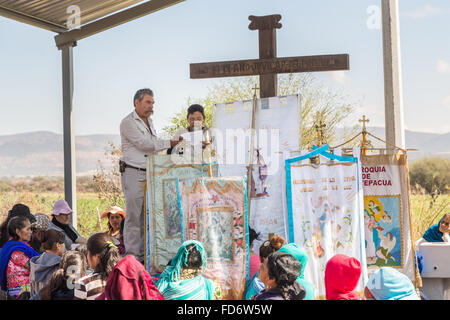 Einheimische Pilger versammeln sich zum Outdoor-Messe auf dem Pilgerweg nach dem Heiligtum Atotonilco einen wichtigen katholischen Schrein in Atotonilco, Mexiko. Stockfoto