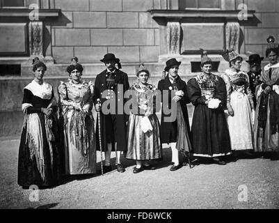 Trachtengruppe (Menschen in Tracht) auf dem Folk-Kostüm-Festival in München, 1895 Stockfoto