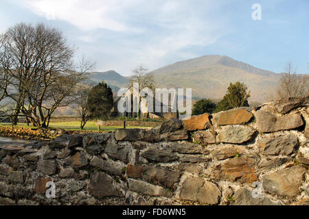 St Marys Kirche in Beddgelert und Moel Hebog Stockfoto