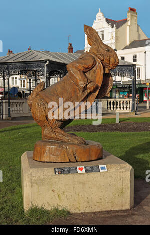 Schnitzen von Alice im Wunderland Wunderland weißen Kaninchen in Llandudno Stockfoto