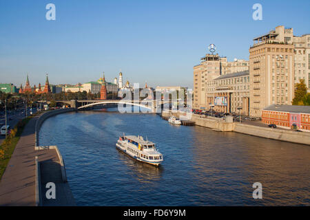 Moskwa-Fluss mit Blick auf den Kreml mit dem berühmten Sowjet-Ära-Haus auf dem Damm auf der rechten Seite, Moskau, Russland Stockfoto