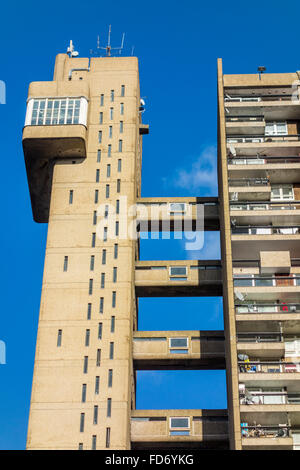 Brutalist Architecture von Trellick Tower Hochhaus Mehrfamilienhaus und das Beispiel des brutalismus von erno Goldfinger, South Kensington, London, Großbritannien Stockfoto