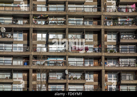 Brutalismus: Nahaufnahme der brutalist Architecture von Trellick Tower, North Kensington, London, Großbritannien Stockfoto