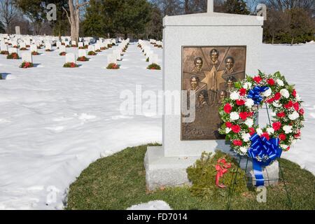 Arlington, Virginia, USA. 28. Januar 2016. Das Space Shuttle Challenger Memorial mit einem Kranz im Rahmen des NASA Tag des Gedenkens an den 30. Jahrestag der Challenger Explosion auf dem Arlington National Cemetery 28. Januar 2016 in Arlington, Virginia. Die Kränze wurden in Erinnerung an die Männer und Frauen, die ihr Leben auf der Suche nach Erforschung des Weltraums verloren. Stockfoto