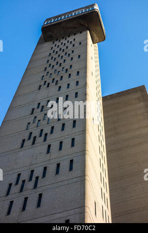 Brutalist Architecture von Trellick Tower Hochhaus Mehrfamilienhaus und das Beispiel des brutalismus von erno Goldfinger, South Kensington, London, Großbritannien Stockfoto