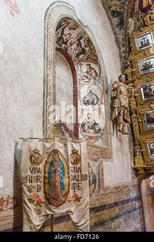 Mexikanische Folklore barocken Wandmalereien bemalt an der Decke und Wände in das Heiligtum Atotonilco einen wichtigen katholischen Schrein in Atotonilco, Mexiko. Die Bilder wurden von Antonio Martinez de Pocasangre und Jose Maria Barajas über einen Zeitraum von dreißig Jahren getan und ist bekannt als der Sixtinischen Kapelle von Mexiko. Stockfoto
