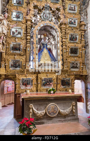 Reich verzierte Mexican folk Barockaltar mit die Jungfrau des Elends im Heiligtum Atotonilco einen wichtigen katholischen Schrein in Atotonilco, Mexiko. Die Kirche ist als die Sixtinische Kapelle von Mexiko bekannt. Stockfoto
